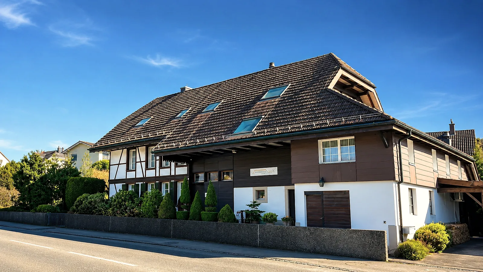 Zahnärztehaus Arch von aussen — Riegelhaus mit Walmdach an der Bürenstrasse 13